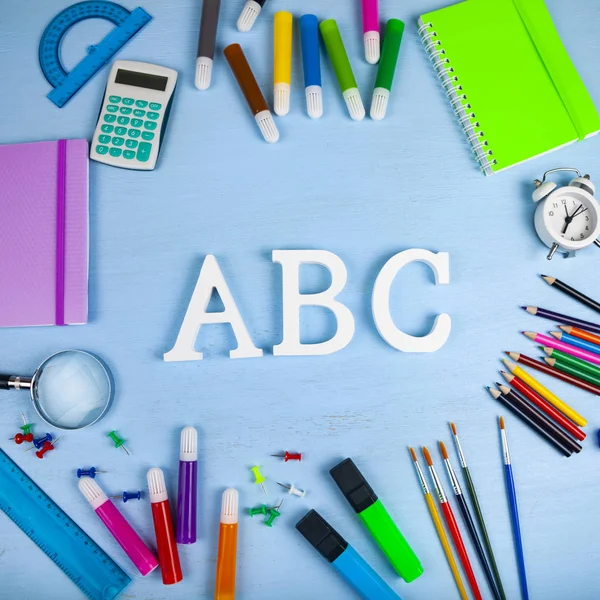 Artículos para la escuela y letras ABC — Foto de Stock