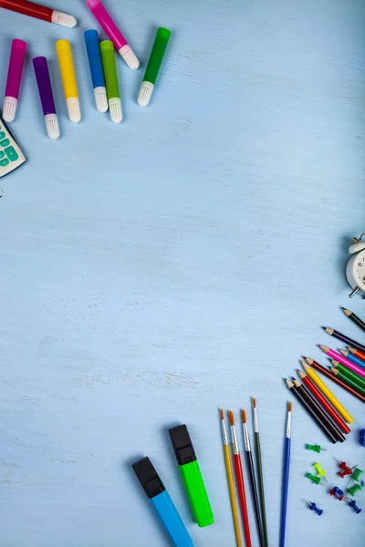 Items voor de school op een houten tafel. — Stockfoto