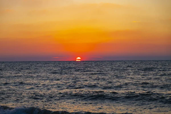 Belle mer au coucher du soleil . — Photo