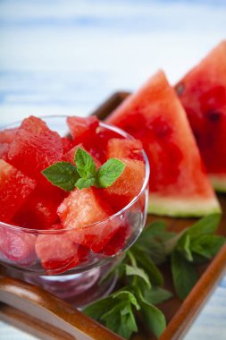 Karpuz ve nane parçaları. 