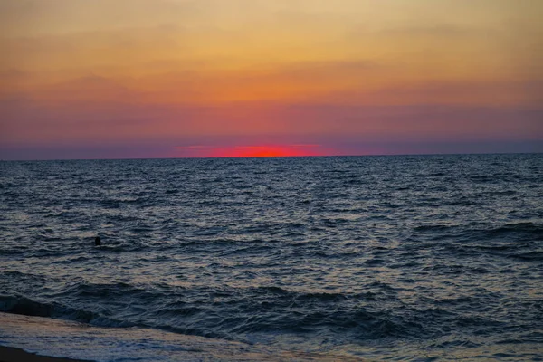 Belo mar ao pôr-do-sol . — Fotografia de Stock