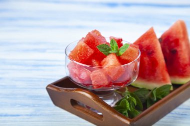 Karpuz ve nane parçaları. 