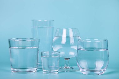 Su ile farklı şekillerde bardaklar. 