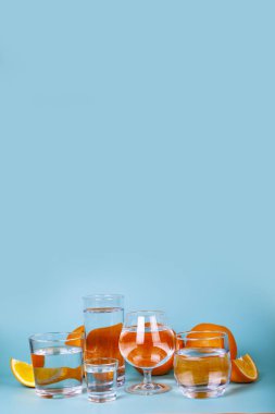 Su ile farklı şekillerde bardaklar. 