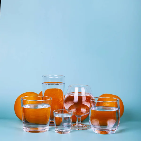 Gläser in verschiedenen Formen mit Wasser — Stockfoto