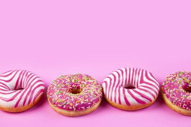 pembe bir arka plan üzerinde çörek.