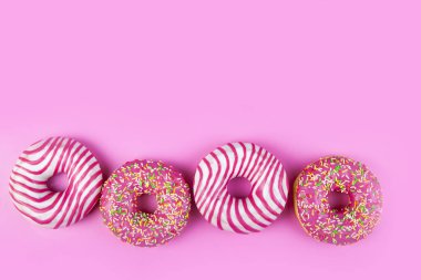 pembe bir arka plan üzerinde çörek.