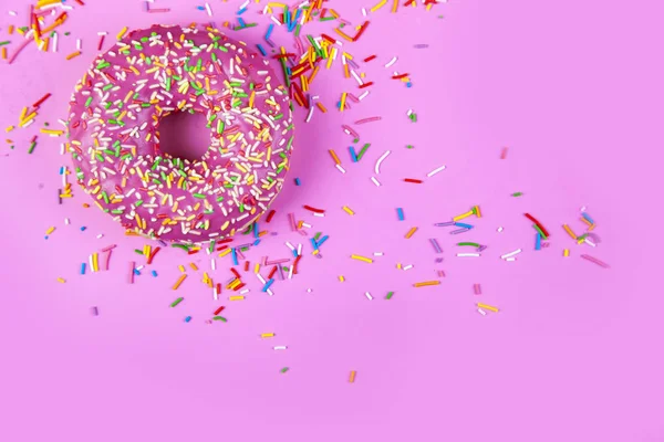 Donut op een roze achtergrond. — Stockfoto