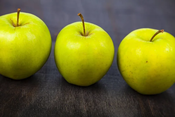 Três maçãs verdes — Fotografia de Stock