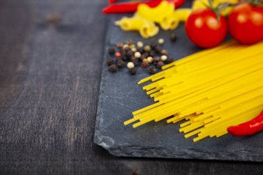 Spagetti, domates, acı biber ve baharat.