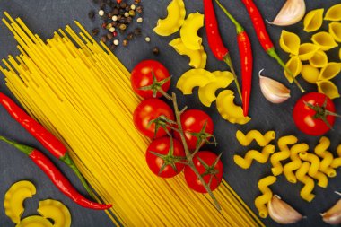 Spagetti, domates, acı biber ve baharat.