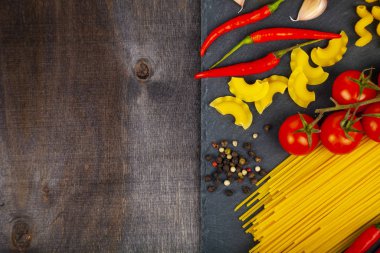 Spagetti, domates, acı biber ve baharat.