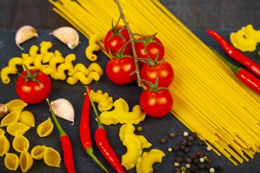 Spagetti, domates, acı biber ve baharat.