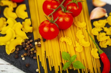 Spagetti, domates, acı biber ve baharat.