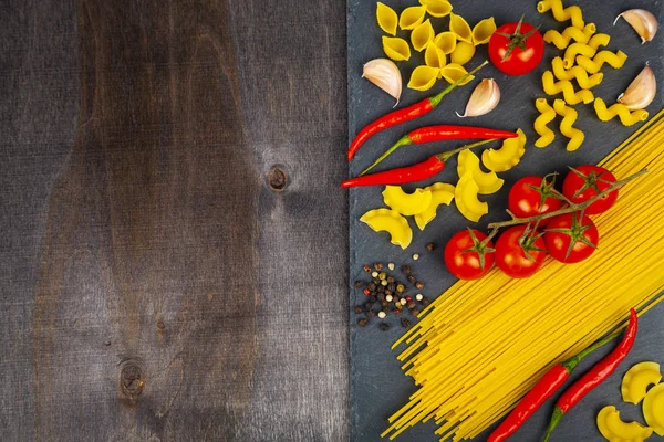 Spagetti, domates, acı biber ve baharat.