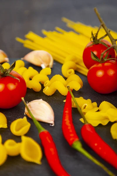 Espaguetis, tomates, chiles y especias —  Fotos de Stock