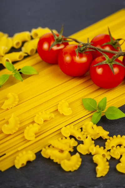 Espaguetis, tomates, chiles y especias —  Fotos de Stock