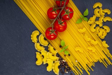 Spagetti, domates, acı biber ve baharat.