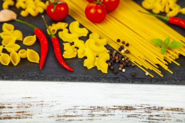 Spagetti, domates, acı biber ve baharat.