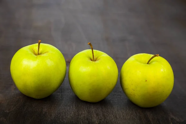 Tre gröna äpplen — Stockfoto