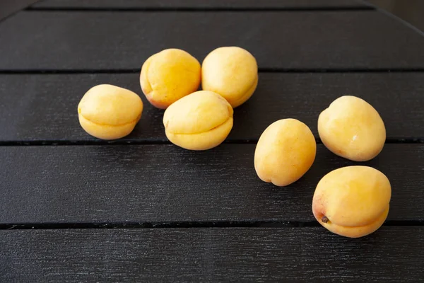 Ripe apricots on a wooden table. — Stock Photo, Image