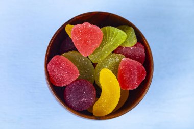 Bir kapta çok renkli marmelat 