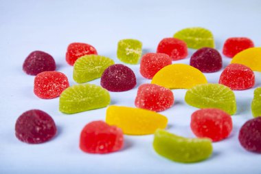 Mavi arka planda çok renkli marmelat.