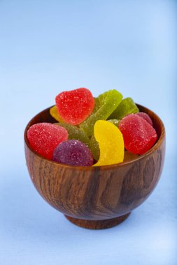 Bir kapta çok renkli marmelat 