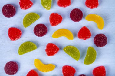 Mavi arka planda çok renkli marmelat.