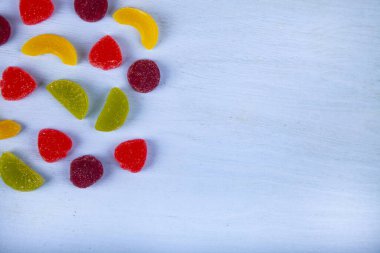 Mavi arka planda çok renkli marmelat.