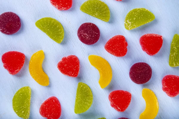 Veelkleurige marmelade op een blauwe achtergrond. — Stockfoto