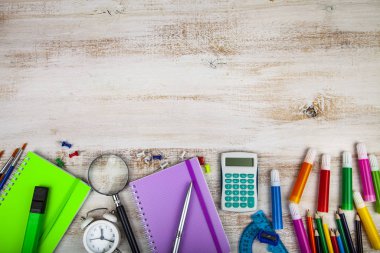 Öğeler ahşap bir masa üzerinde okul için.