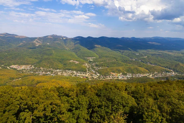 Прекрасний вид на гірські вершини — стокове фото