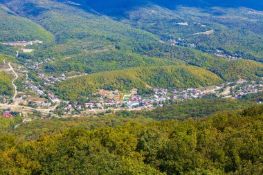 Dağ vadisindeki evler. 