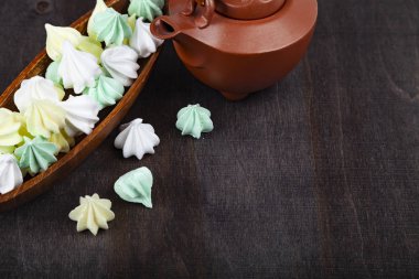 Meringue in a wooden bowl and kettle 
