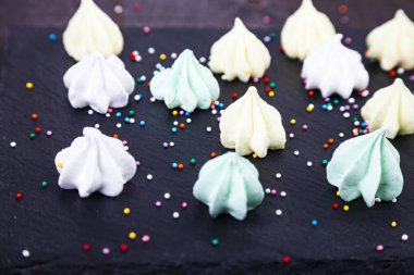 Koyu bir arka plan üzerinde Beze. 