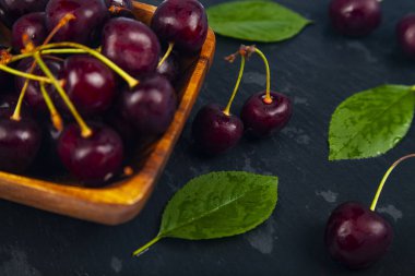 Olgun tatlı kiraz ahşap kase 