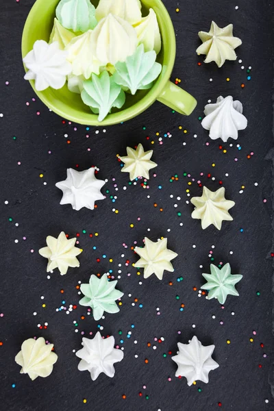 Meringue in a green cup on a dark background — Stock Photo, Image