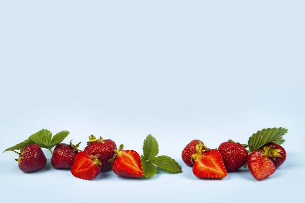 Ripe strawberries on a blue wooden table. — Stock Photo, Image
