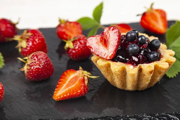 Small berry cake and strawberries — Stock Photo, Image