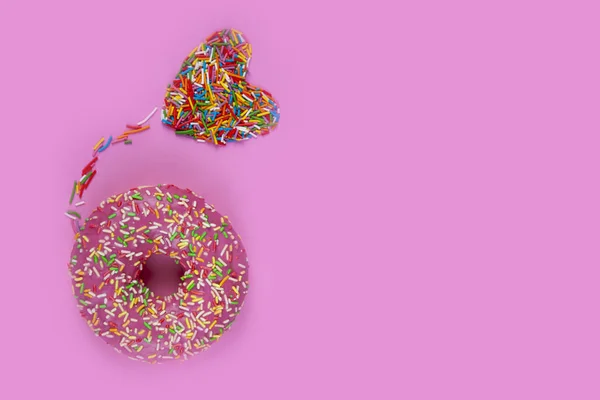 Donuts Een Roze Achtergrond Lekker Dessert Hart Gemaakt Van Snoep — Stockfoto