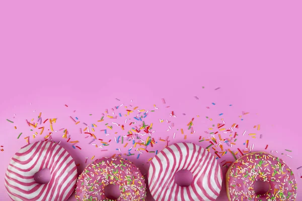 Donuts Een Roze Achtergrond Lekker Dessert — Stockfoto