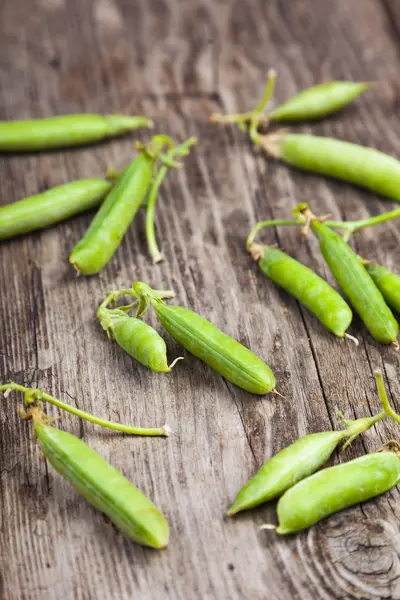 Pea Peulen Een Houten Achtergrond — Stockfoto