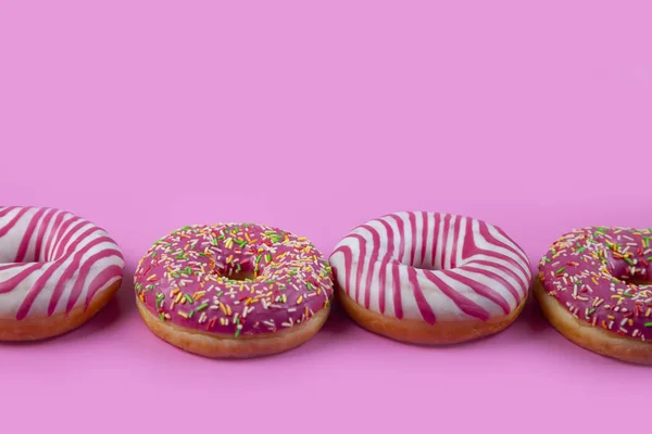 Donuts Een Roze Achtergrond Lekker Dessert — Stockfoto
