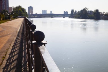 Kuban Nehri 'nin seti, Krasnodar, Rusya. Kuban Nehri 'nin seti, Krasnodar, Rusya. Turgenevsky köprüsünün görüntüsü.