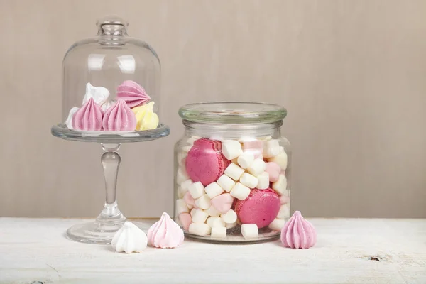 Marshmallows Und Baiser Auf Einem Holztisch Süßes Dessert — Stockfoto