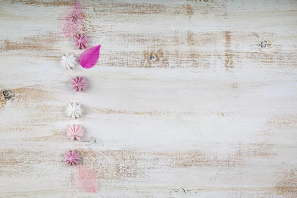 Вкусные Белые Розовые Безе Деревянном Фоне — стоковое фото