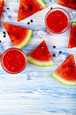 Ahşap bir masada buzlu karpuz suyu. Tatlı nefis..