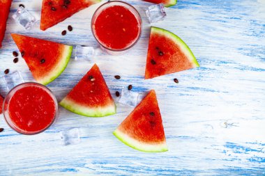 Ahşap bir masada buzlu karpuz suyu. Tatlı nefis..
