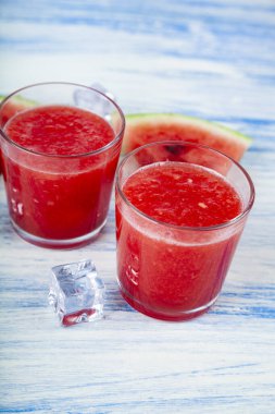 Ahşap bir masada buzlu karpuz suyu. Tatlı nefis..